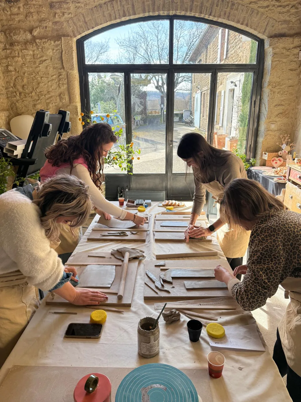 L'atelier sous la verrière, lumière d'hiver, cours de poterie dans la Drôme