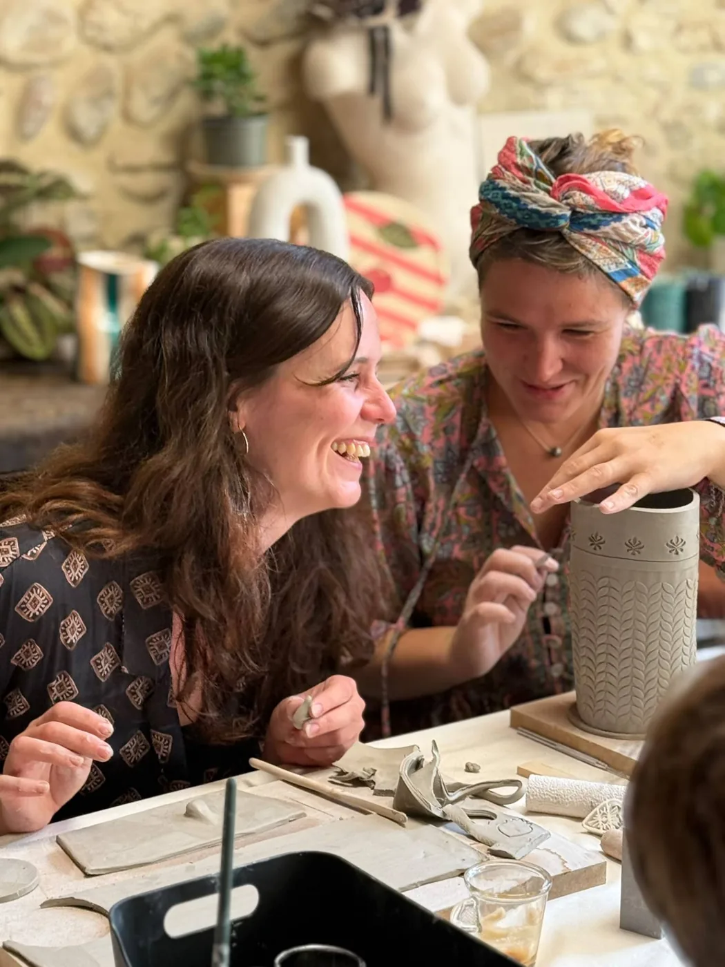 Un cours de poterie entre amies, le rire en prime