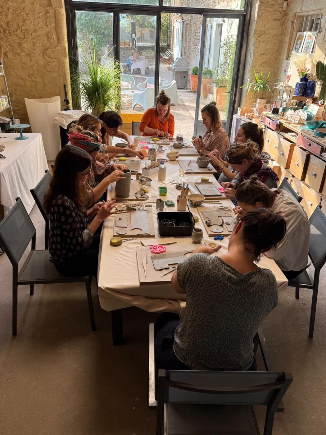 Cours de poterie à Valence : le groupe autour de la grande table de l'atelier