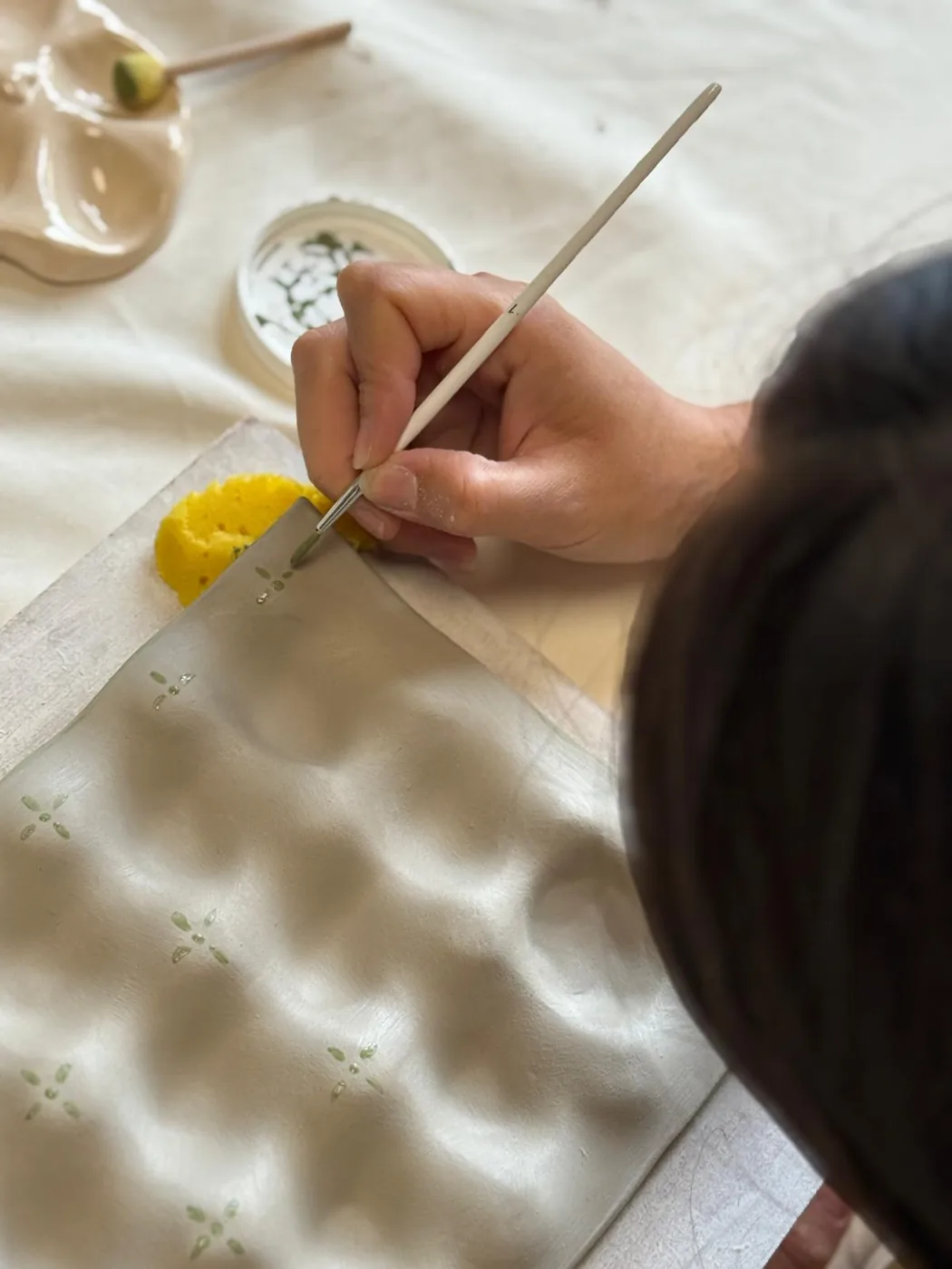 Mise en couleur à l'engobe, pinceau à la main